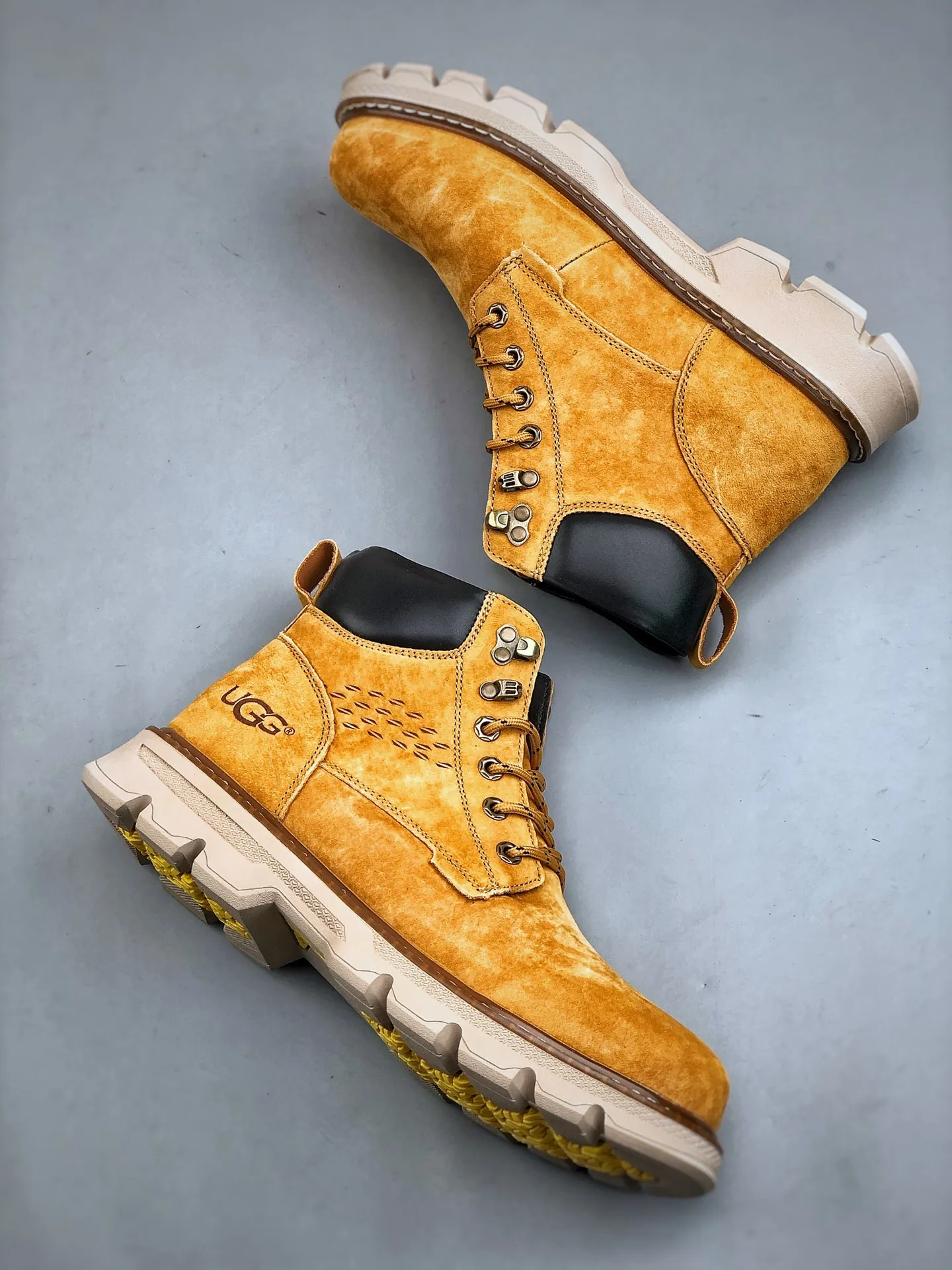 Local self-pickup💰560 supports store release New goods🚀UGG new autumn and winter men's mid-cut casual Martin boots series #Guangdong Dachang quality 25ss autumn and winter new style Fashion trend matching The fabric is imported from Italy frosted cowhide. The whole shoe is made of genuine cowhide material. The outsole and hardware are all made from OEM raw materials. Good products do not kill pigs. The quality of the first order is strictly controlled. The full set of official website unified packaging. Special products for outdoor use to prevent cold this winter. Daily casual matching A must-have for stylish men‼ American affordable luxury brand [UGG] Tasman Weather Hybrid Tasman hybrid series mid-top lightweight casual Martin boots" Size: 39-44 (one size larger than sports shoes)